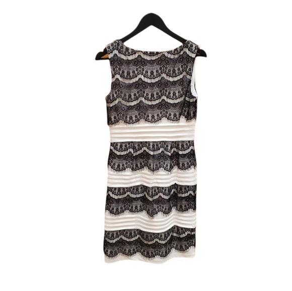 Laura lace evening dress - Picture 3 of 4